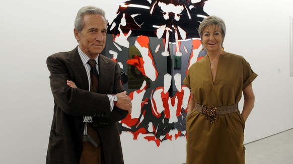 Danna und Giancarlo Olgiati posieren am Freitag, 22. Juni 2012, vor einer der 157 Dauerleihgaben, hier vor einem Werk von Kelley Walker, die sie dem Museum und Kulturzentrum Lugano Arte e Cultura zur  ...