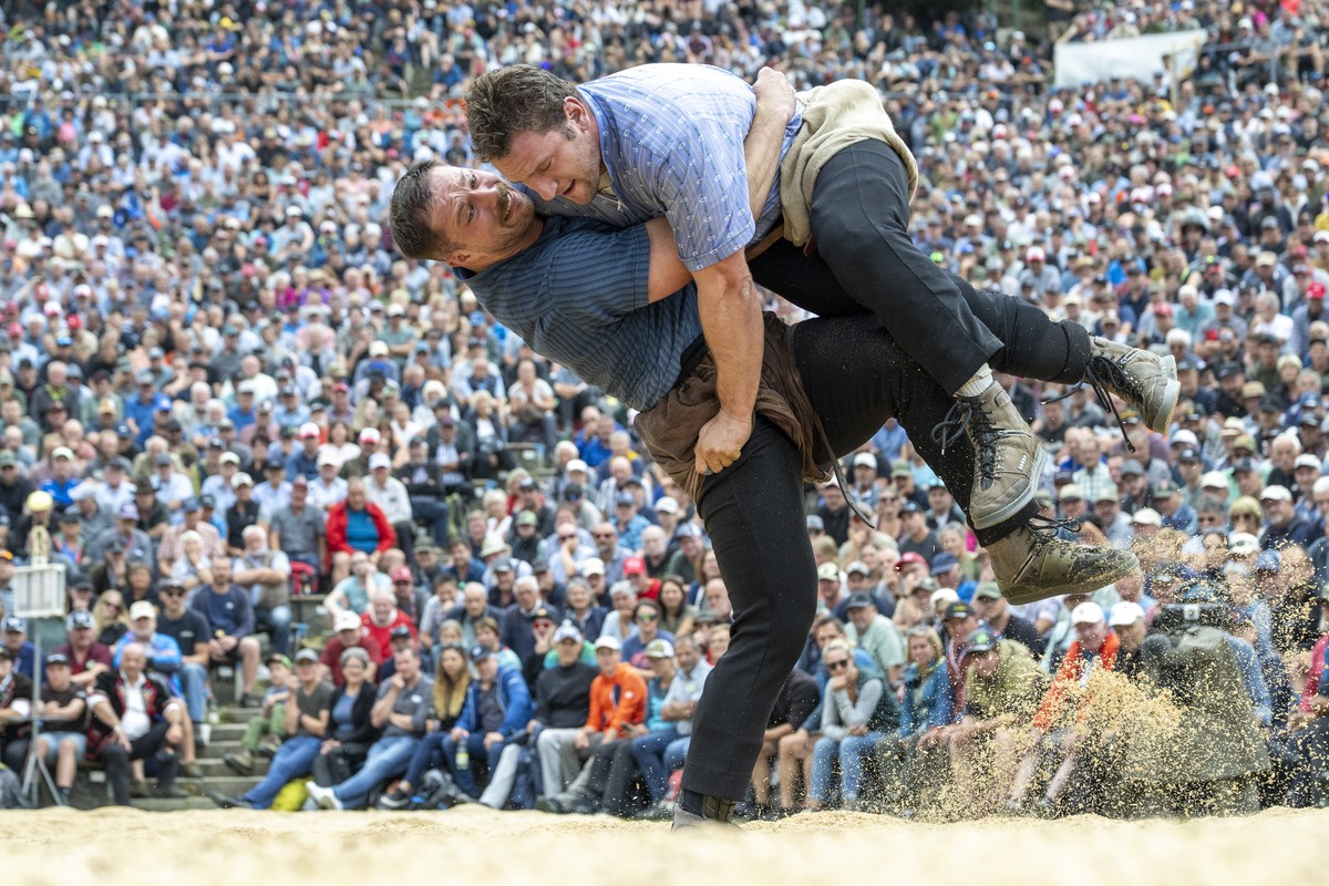 Armon Orlik, rechts, und Fabian Staudenmann, links, im gestellten Schlussgang beim Bruenig Schwinget am Sonntag, 26. Juli 2026 auf dem Bruenig Pass. (KEYSTONE/Urs Flueeler)