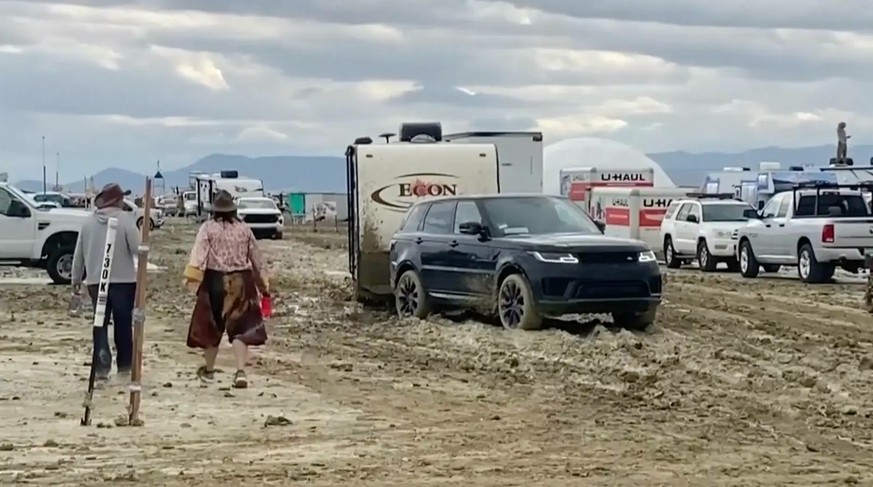 Burning Man 2023 – Autos, die im Schlamm stecken.