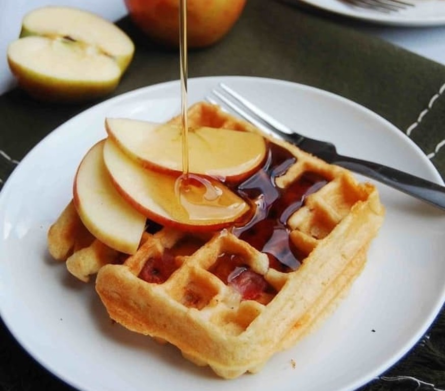 Apple, Cheddar, and Prosciutto Waffles waffeln apfel crudo schinken essen food https://www.brit.co/apple-cheddar-waffles/