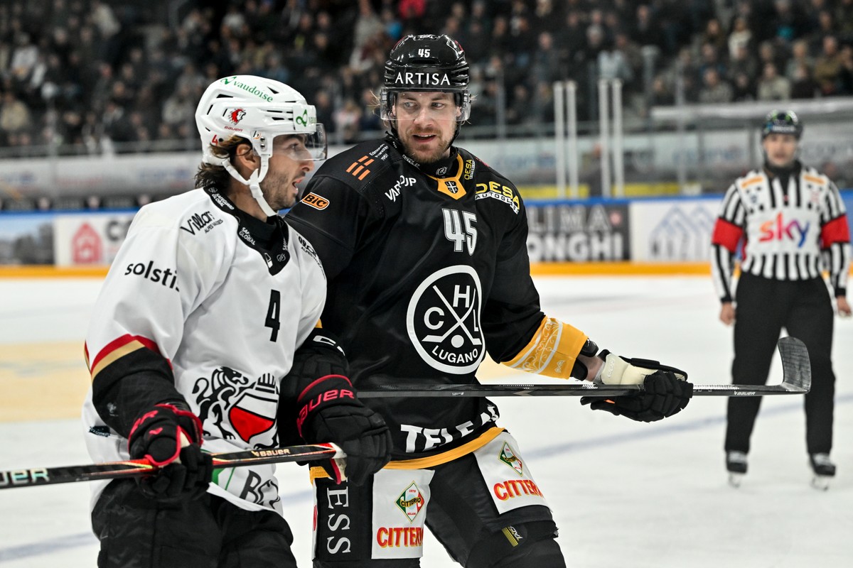 Marco Maurer (HCL) against Makai Holdener (LHC), during the regular season National League game between HC Lugano and Lausanne HC at the ice stadium Cornèr Arena, Switzerland, October 29, 2026. (KEYST ...