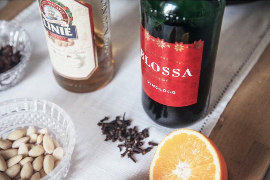 glögg glühwein skandinavien aquavit akvavit wein trinken hygge weihnachten winter https://www.scandinaviastandard.com/wp-content/uploads/2015/12/Glogg-Ingredients3.jpg