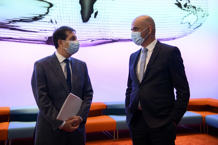 Bundesrat Alain Berset, rechts, und Vizekanzler Andre Simonazzi, Bundesratssprecher, links, sprechen vor einer Medienkonferenz ueber die neusten Entscheide des Bundesrates zur Coronavirus-Pandemie, am ...