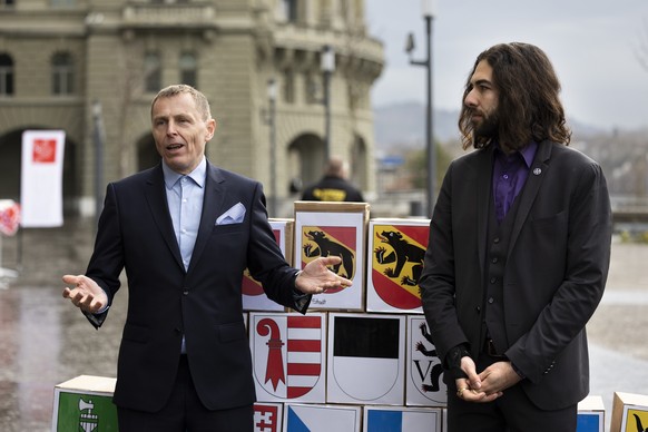 Roland Buehlmann, Co-Praesident &quot;Freunde der Verfassung&quot;, links, spricht neben Nicolas Rimoldi, Praesident &quot;Mass Voll&quot;, bei der Einreichung des Referendums gegen das Covid-Gesetz,  ...