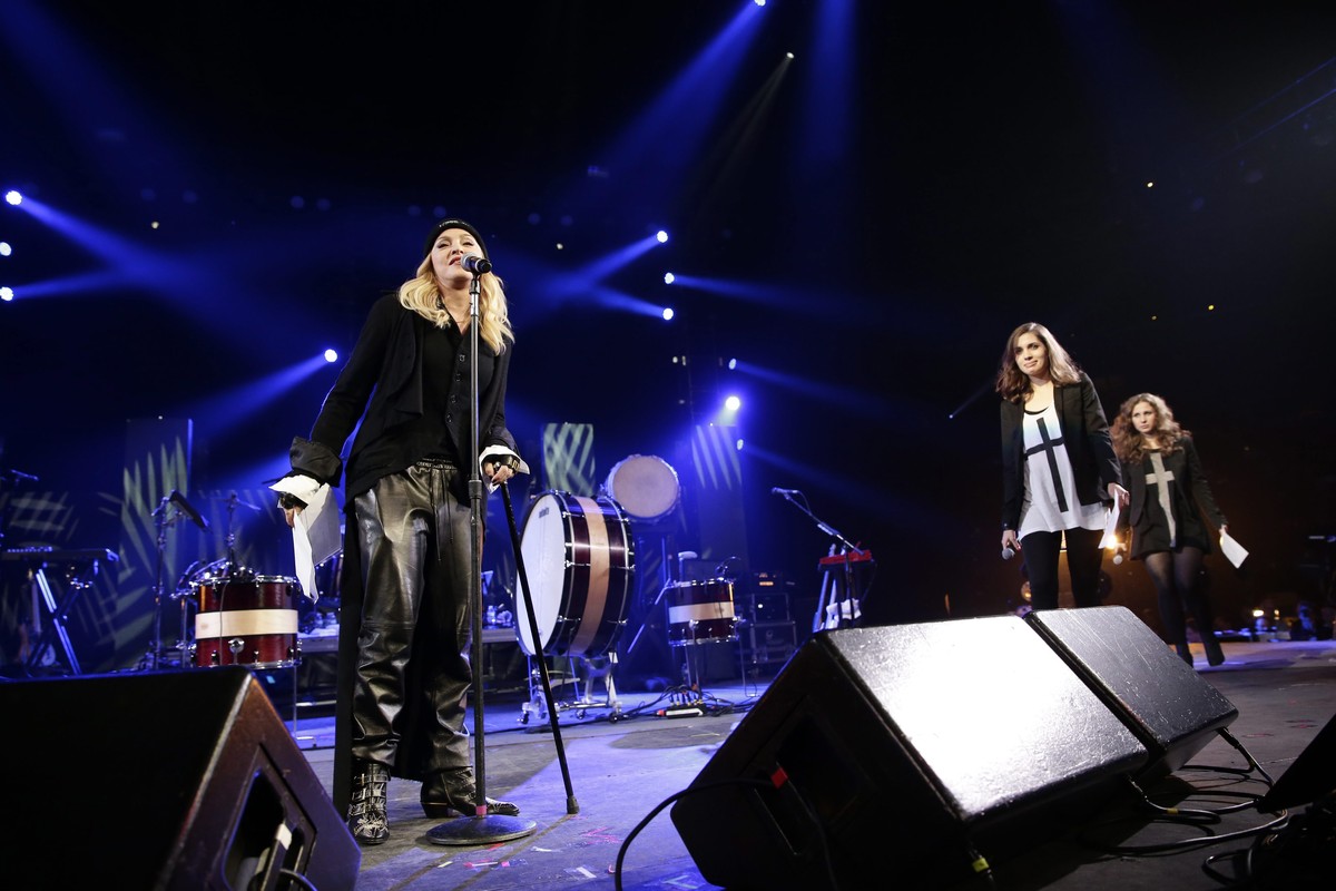 epa04056696 US singer Madonna Louise Ciccone (L) introduces Maria Alyokhina (R) and Nadezhda Tolokonnikova (2-R) of the Russian feminist punk rock protest group 'Pussy Riot' during the Amnes ...