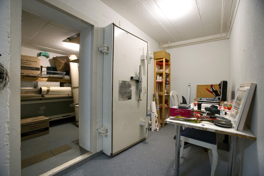 Der Eingang zum Luftschutzkeller in einem Wohnhaus in Maennedorf am 11. Januar 2007. (KEYSTONE/Martin Ruetschi)

The entrance to a civilian shelter in the basement of a house in Maennedorf, Switzerlan ...