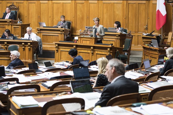 Bundesraetin Simonetta Sommaruga, rechts, spricht zum Block B in einem praktisch leeren Saal an der Herbstsession der Eidgenoessischen Raete in der Debatte zur Steuerung der Zuwanderung und Vollzugsve ...