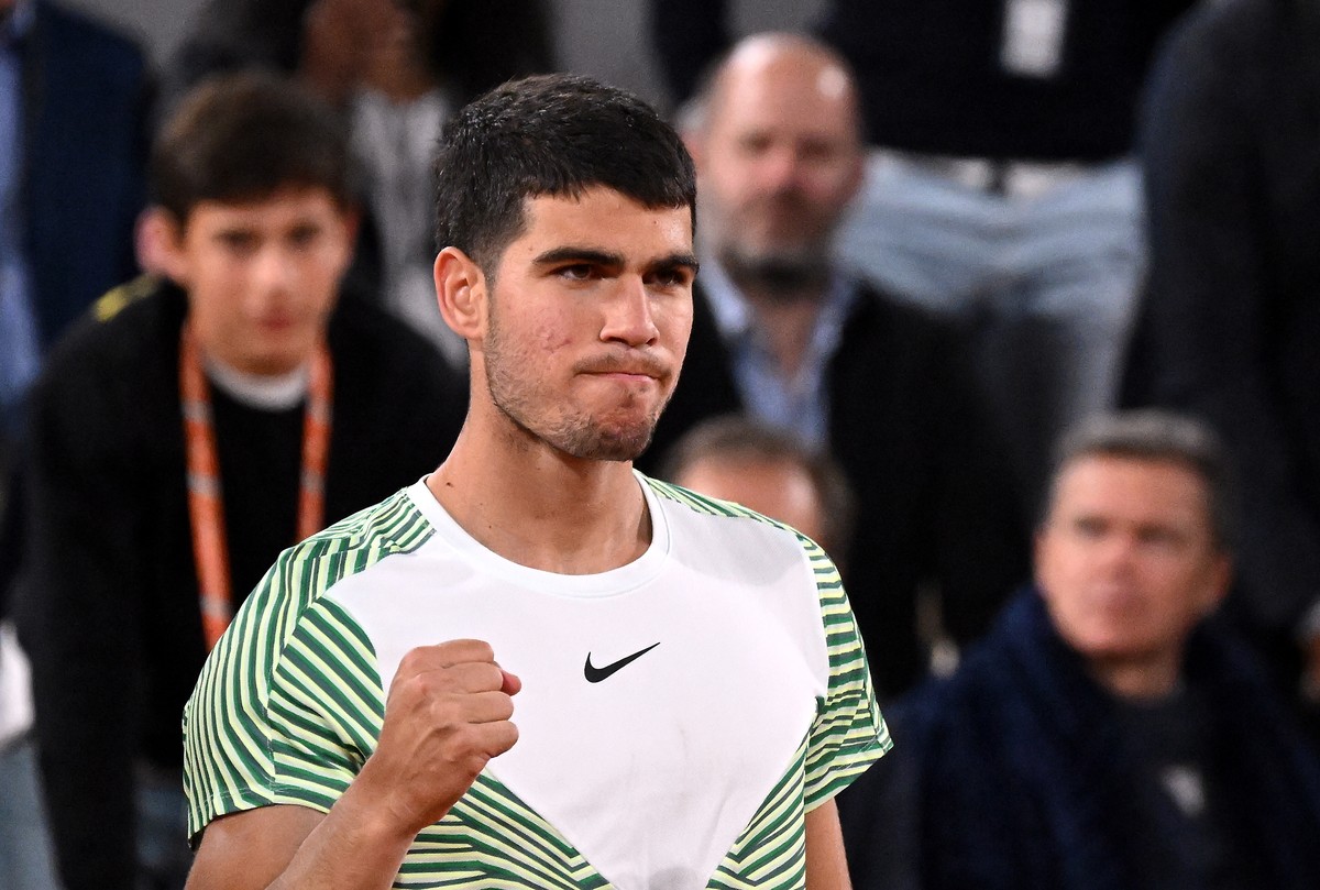 epa10669669 Carlos Alcaraz of Spain reacts after winning against Denis Shapovalov of Canada in their Men's Singles third round match during the French Open Grand Slam tennis tournament at Roland  ...