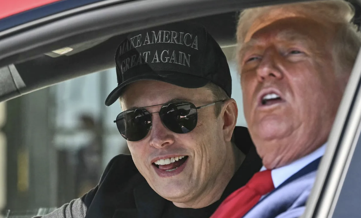 Tesla-Chef Elon Musk (l.) und US-Präsident Donald Trump: Die schwarze Kappe, die Musk trägt, schenkte ihm Ashley St. Clair.