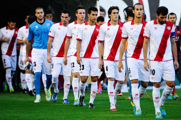 Die Truppe von Rayo Vallecano kommt auf den Platz in ihren typischen Trikots.