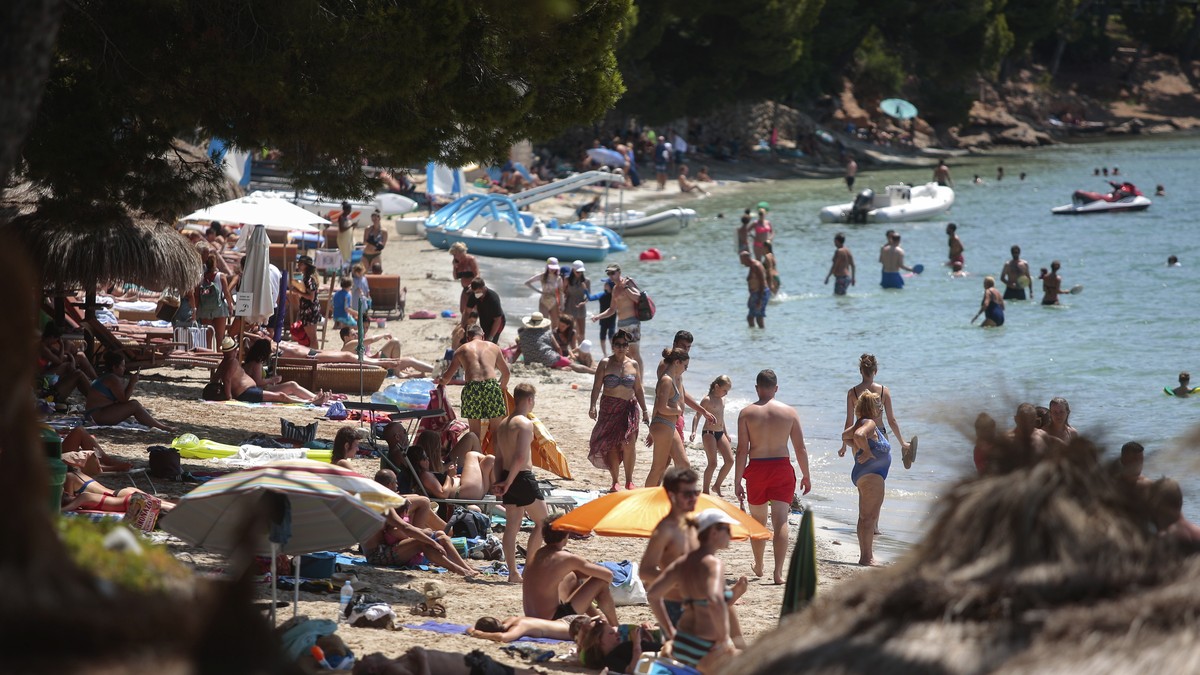 Sunbathers enjoy the beach in Pollen?