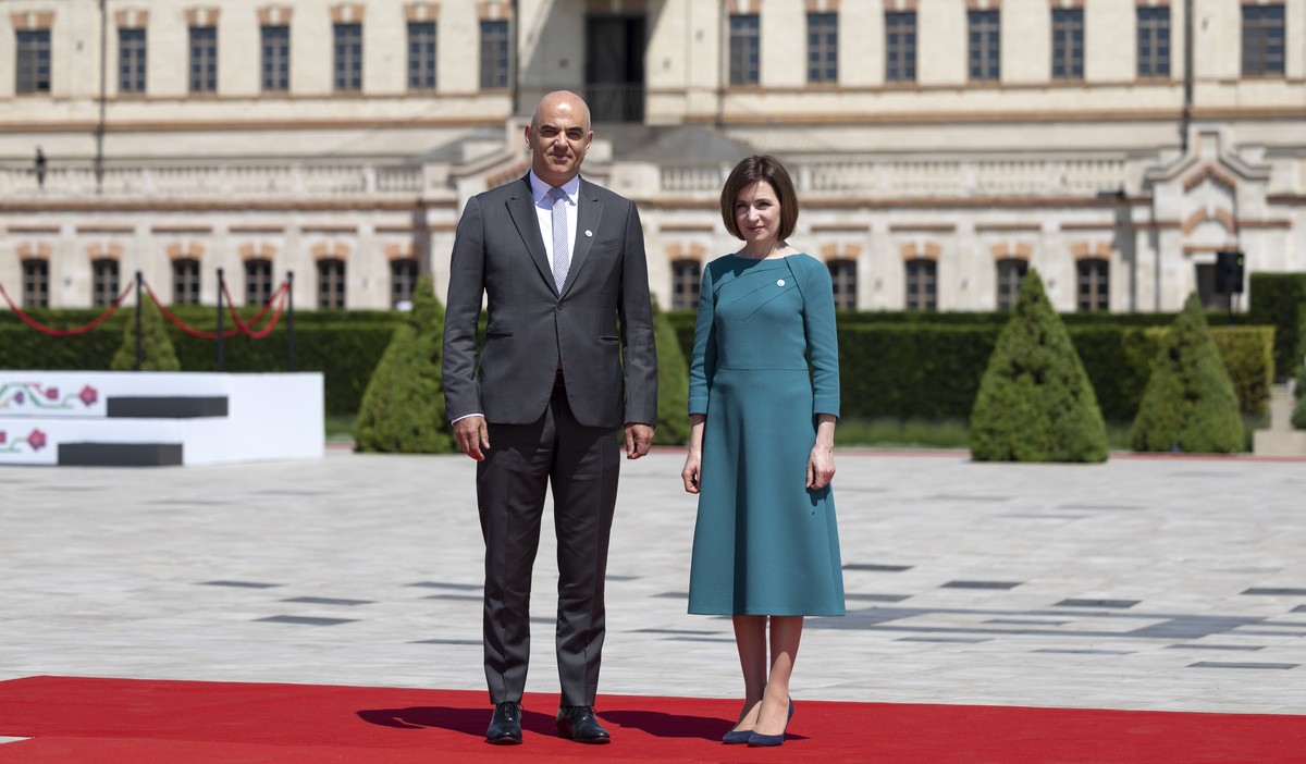 Maia Sandu, President of Moldova, right, welcomes Swiss Federal President Alain Berset at the European Political Community (EPC) Summit at the Mimi Castle in Bulboaca, Moldova, Thursday, June 1, 2023. ...