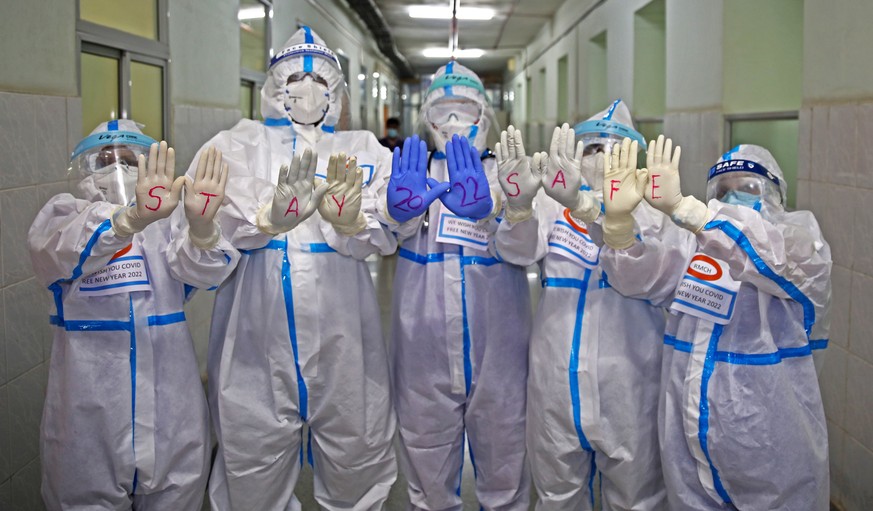 epaselect epa09661263 Heath workers pose for a photo at a private hospital for Covid-19 patients in Bangalore, India, 31 December 2021. India reported over 1,300 cases of coronavirus Omicron variant s ...