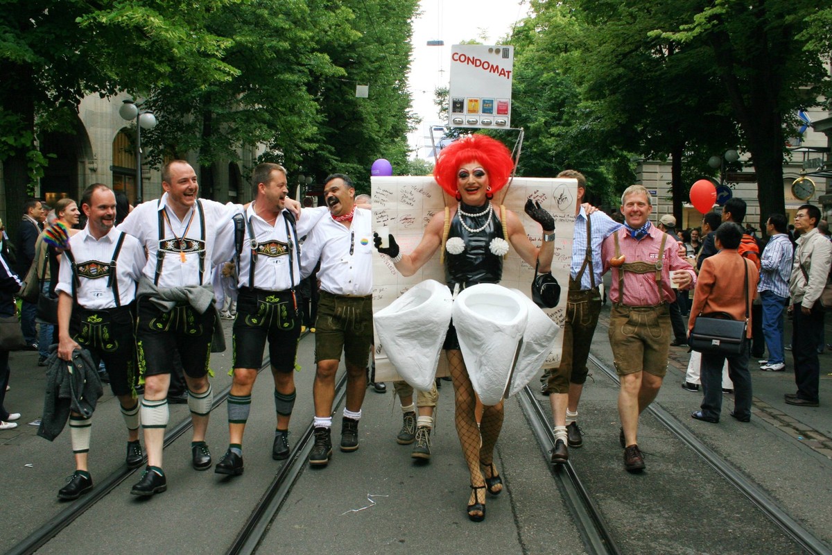 Bildnummer: 53062430 Datum: 06.06.2009 Copyright: imago/Geisser
Transvestit in Toilettenkostüm und fesche Buben bei der schwul-lesbischen Europride Parade in Zürich, Personen , Freude , Komik , optimi ...