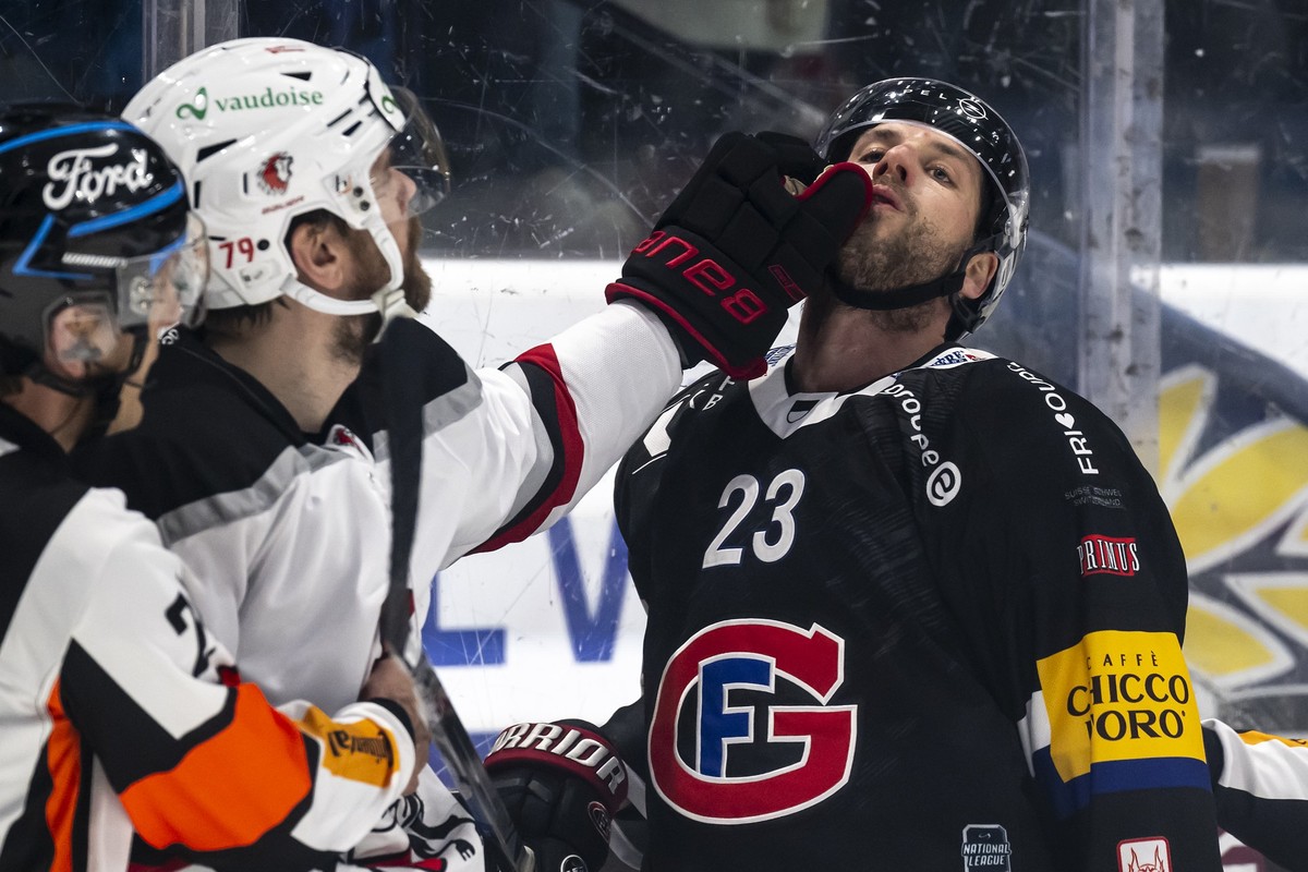 Joel Genazzi (LHC), gauche, et Samuel Walser (HCFG), droite, se provoquent lors de l'acte 5 des demi-finales des play-off du championnat suisse de hockey sur glace de National League entre Fribou ...