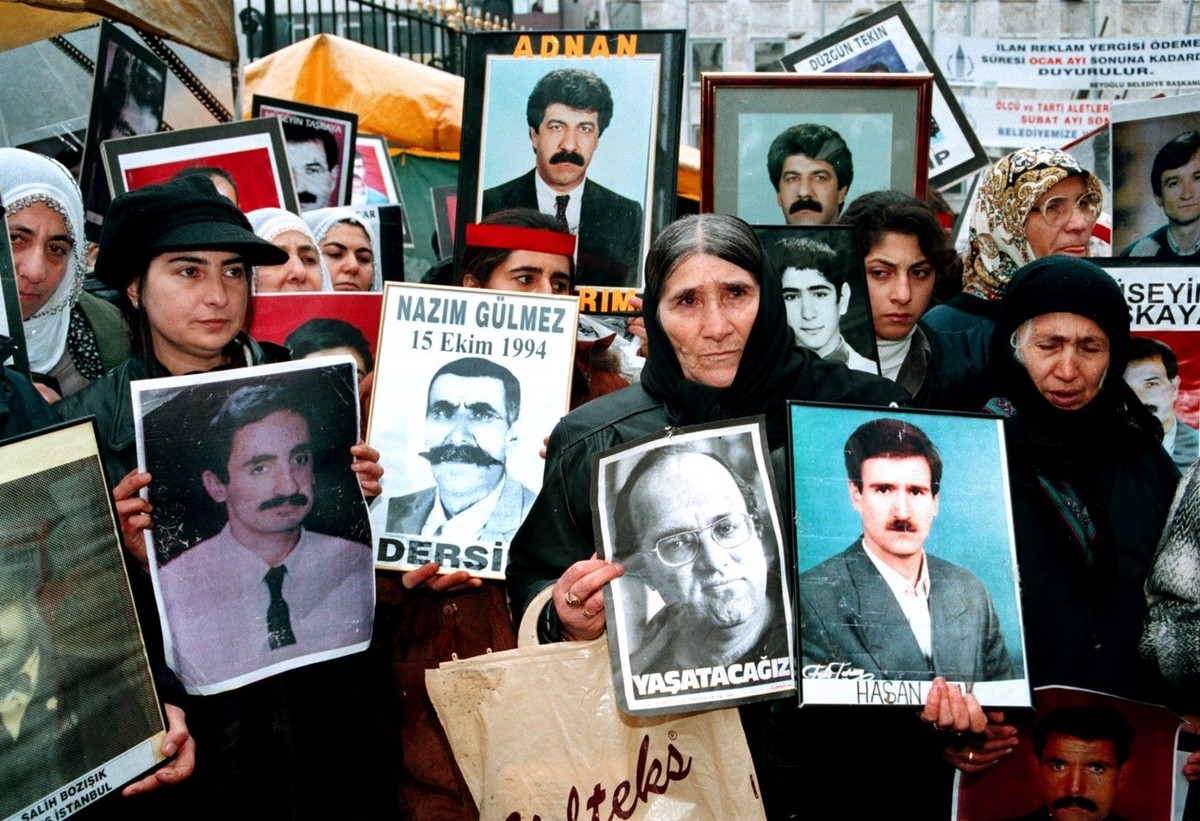 IST01-19980124-ISTANBUL: Hundreds of relatives and friends of people who disappeared after brought to police custody, stage their weekly Saturday protest in Istanbul's old city Galatasaray, 24 Ja ...
