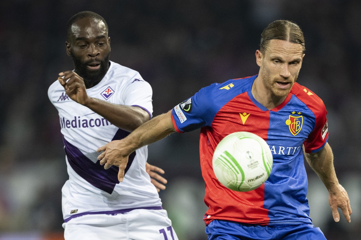 Fiorentina's Jonatha Ikone, left, against Basel's Michael Lang, right, during the UEFA Conference League semifinal second leg match between Switzerland's FC Basel 1893 and Italy's  ...