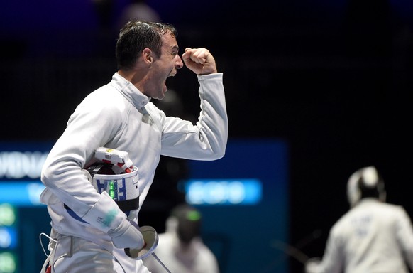 epa07726919 Ronan Gustin of France rejoices after defeating Max Heinzer of Switzerland in the men&#039;s individual epee preliminaries of the FIE World Fencing Championships in Budapest, Hungary, 19 J ...