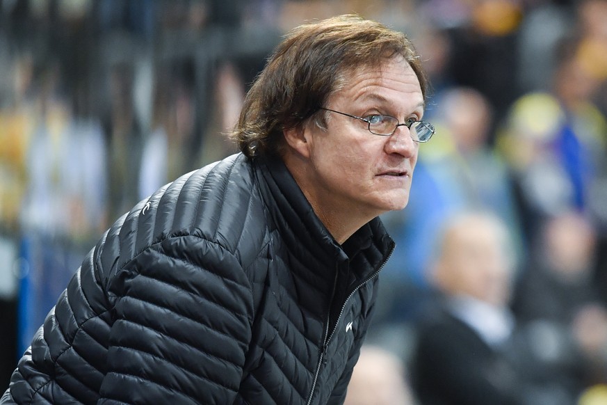 ARCHIVBILD ZUM RUECKTRITT VON DAVOS-TRAINER ARNO DEL CURTO --- Davos Cheftrainer Arno Del Curto beim Eishockey-Qualifikationsspiel der National League A zwischen dem HC Davos und dem Lausanne HC, am F ...