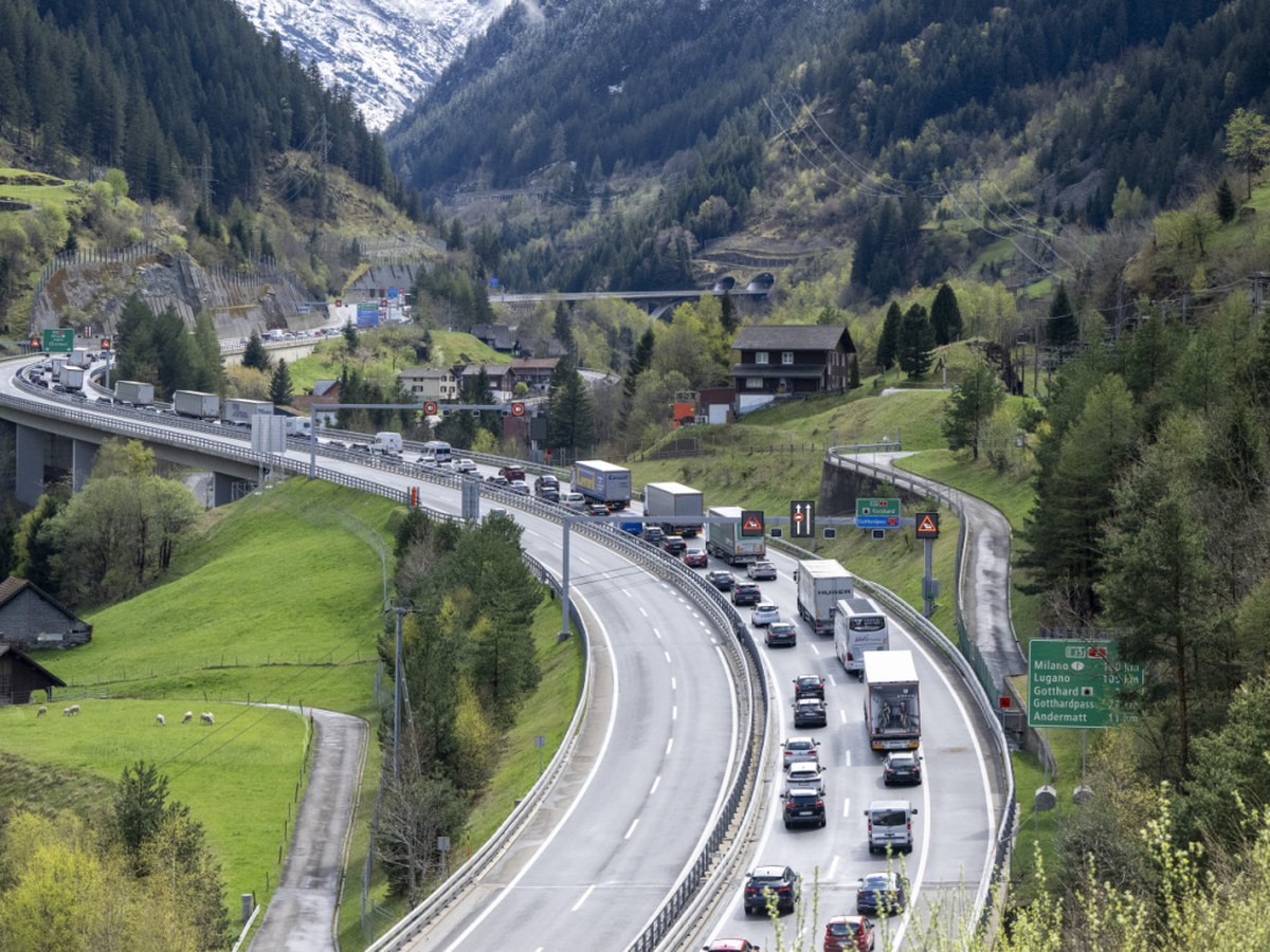 Lundi matin, le trafic sur l'autoroute du Gothard en direction du sud reste engorg