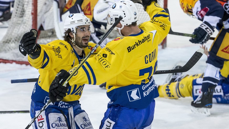 Jubel bei Davos Andres Ambuehl und Davos Enzo Corvi, von links, beim Eishockeyspiel der National League zwischen dem EV Zug und dem HC Davos, am Samstag, 25. November 2017, in der Bossard Arena in Zug ...