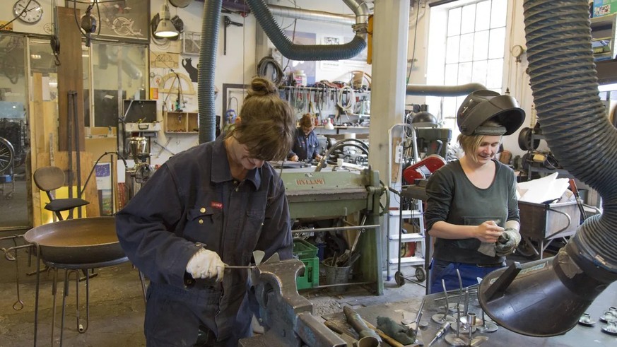 2013: Workers in the women's metal workshop of the alternative residential community Christiania.