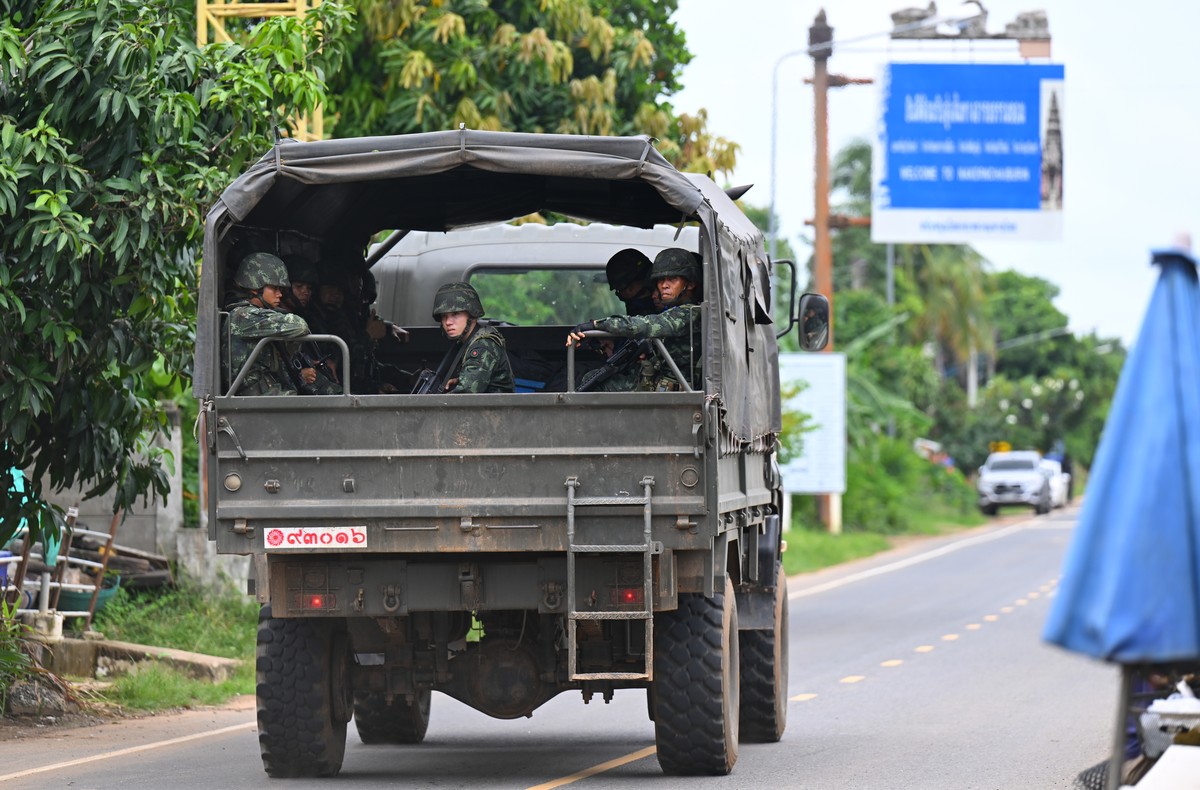 epa12258136 An army truck transports troops amid clashes between Thai and Cambodian soldiers along the disputed border in Prasat district, Surin province, Thailand, 24 July 2025. According to the Mini ...