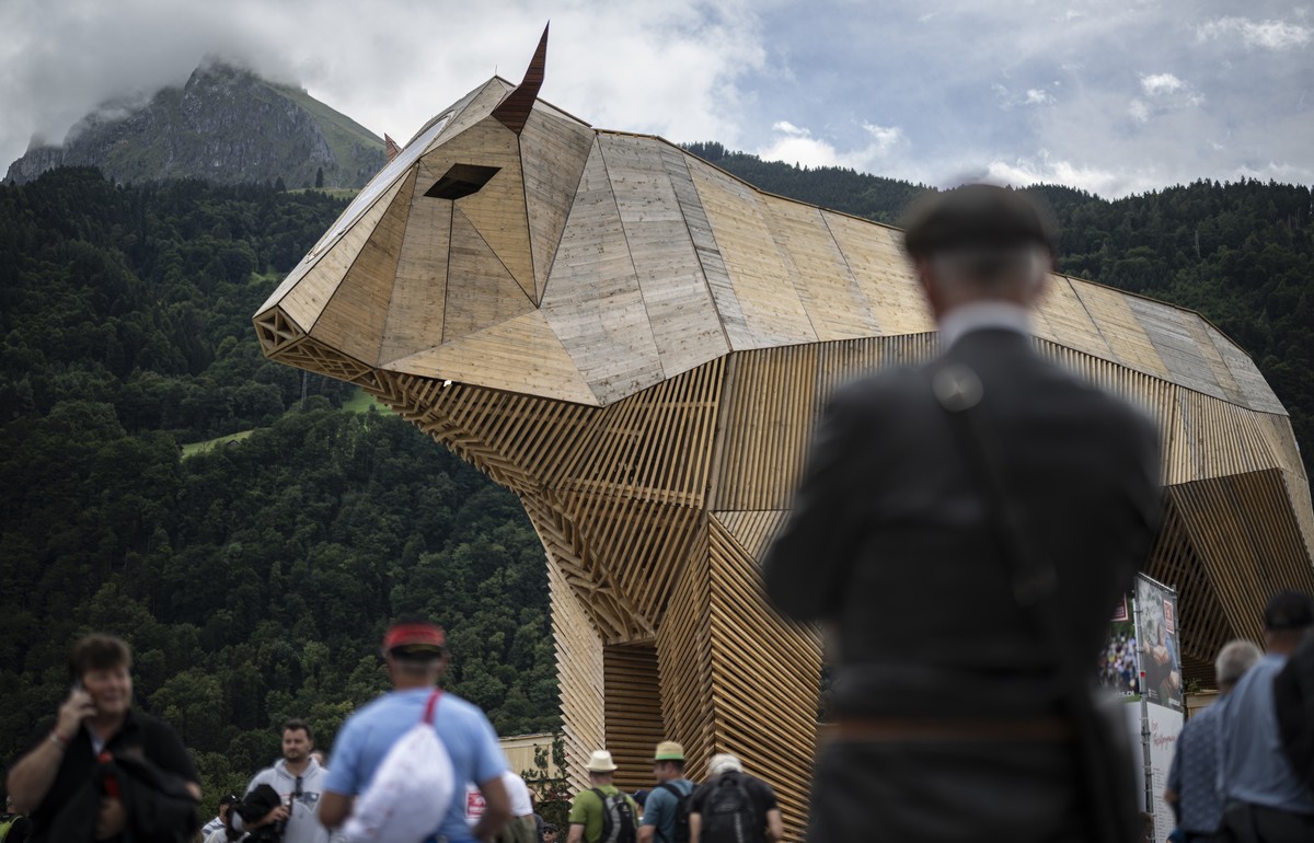 Holzmuni Max am Eidgenoessischen Schwing- und Aelplerfest 2025 Glarnerland (ESAF), am Freitag, 29. August 2025, in Mollis. (KEYSTONE/Gian Ehrenzeller)