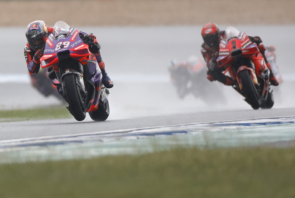 epa11686929 Spanish MotoGP rider Jorge Martin (L) of Prima Pramac Racing and Italian MotoGP rider Francesco Bagnaia (R) of Ducati Lenovo Team in action during the MotGP race of the Motorcycling Grand  ...