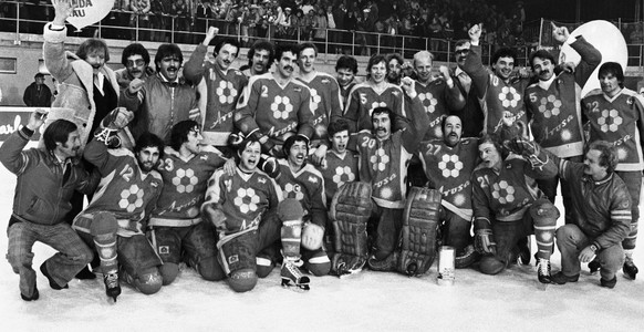 Die Spieler des EHC Arosa posieren nach ihrem 7:2-Auswaertssieg ueber Erzrivale Davos am 24. Februar 1982 in Davos, und dem soeben gewonnenen Schweizer Meistertitel, fuer ein Mannschaftsbild. (KEYSTON ...