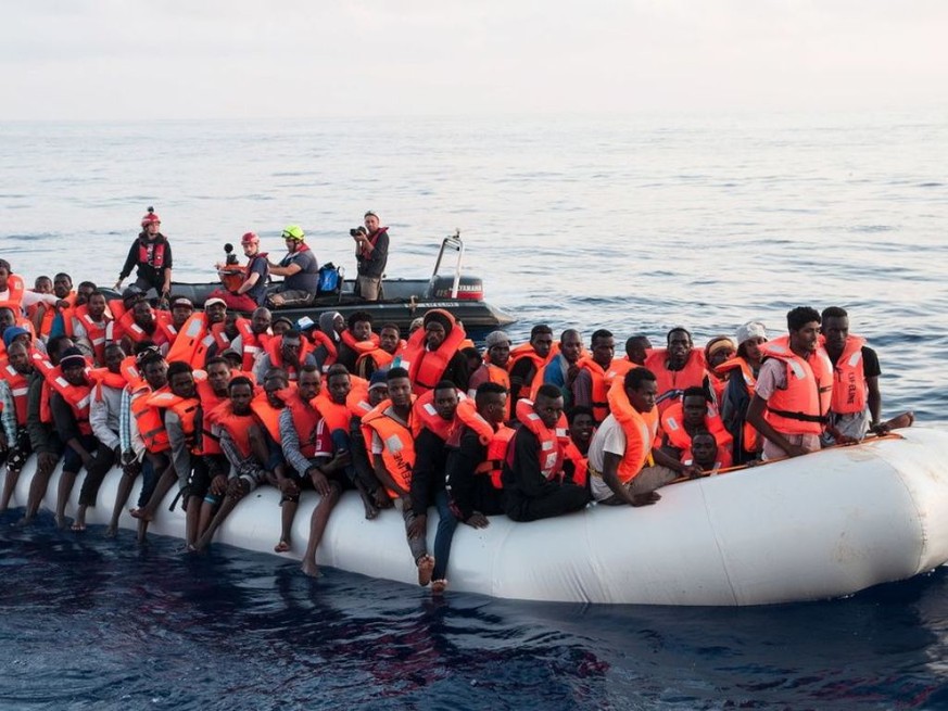 Ein gerettetes Flüchtlingsboot im Mittelmeer im Juni 2018. (Archivbild)