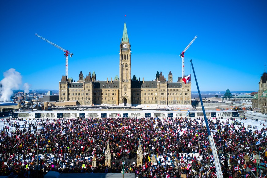 epaselect epa09717045 A crowd of protesters part of the Freedom Convoy 2022 gather in front of Parliament Hill, in Ottawa, Canada, 29 January 2022 as they protest against the government of Canadian pr ...