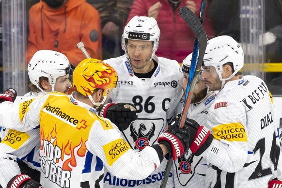 Fribourgs Spieler jubeln beim Eishockey-Qualifikationsspiel der National League zwischen dem HC Ajoie und dem HC Fribourg-Gotteron in der Raiffeisen Arena in Porrentruy, am Donnerstag, 27. Januar 2022 ...