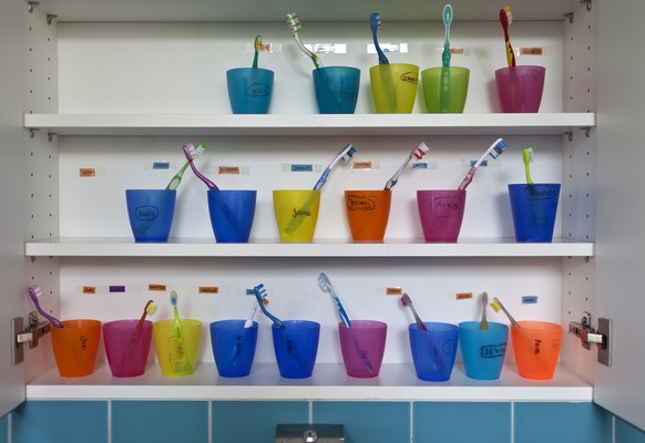 ZU DEN THEMEN DER SOMMERSESSION, AM DIENSTAG, 12. JUNI 2018, STELLEN WIR IHNEN FOLGENDES BILDMATERIAL ZUR VERFUEGUNG ---- The children&#039;s toothbrush cups above a sink at the day nursery &quot;Hort ...