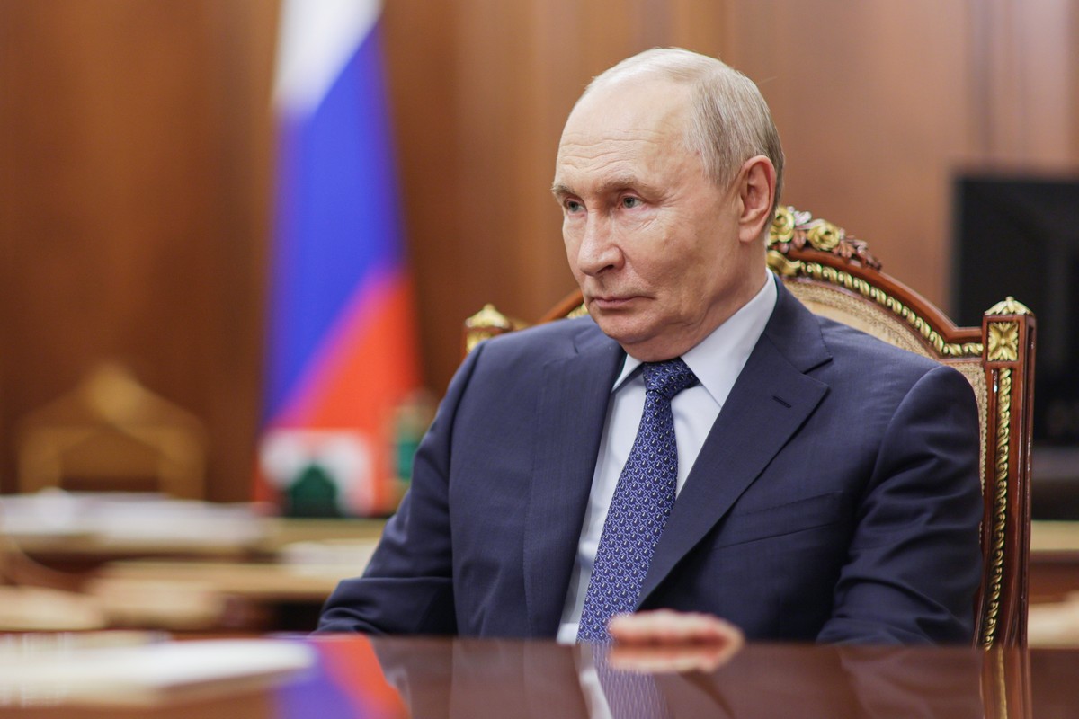 Russian President Vladimir Putin speaks with Gazprombank CEO Andrei Akimov during their meeting at the Kremlin in Moscow, Monday, Oct. 26, 2026. (Mikhail Metzel, Sputnik, Kremlin Pool Photo via AP)
V, ...