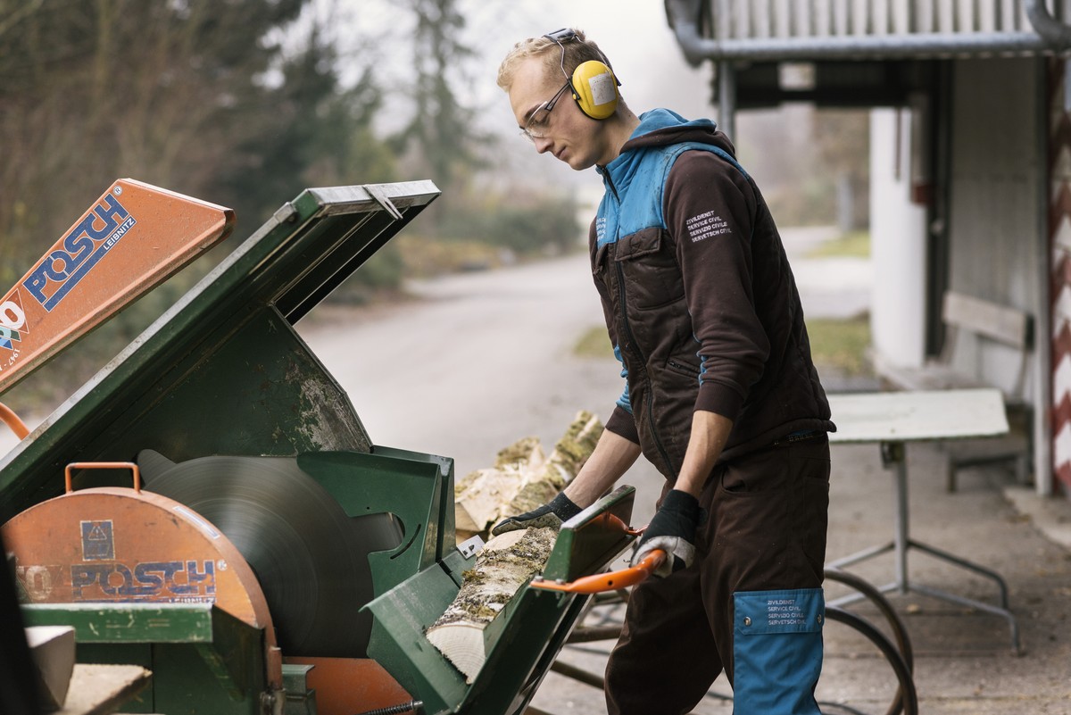 ZUM ZIVILDIENST TAETIGKEITSBEREICH UMWELT- UND NATURSCHUTZ STELLEN WIR IHNEN HEUTE, DIENSTAG, 24. JANUAR 2017, FOLGENDES BILDMATERIAL ZUR VERFUEGUNG --- An alternative civilian service employee saws ...