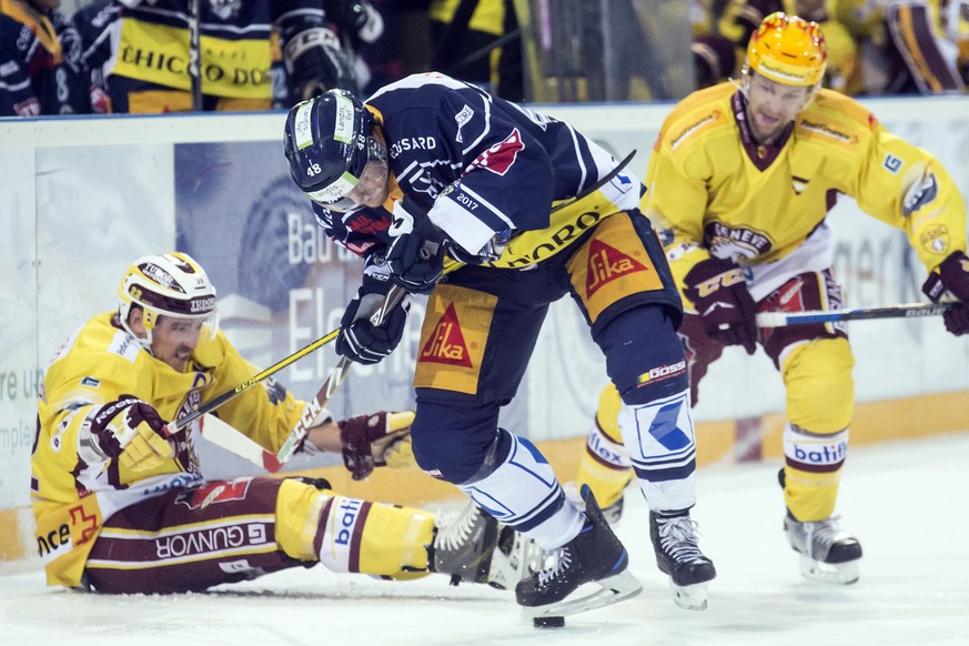 Servettes Jonathan Mercier, links, und Stuermer Nick Spaling, rechts, im Spiel gegen Zugs Carl Klingberg, Mitte, waehrend dem Eishockey-Meisterschaftsspiel der National League A zwischen dem EV Zug un ...