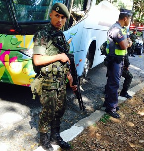 Der Mannschaftsbus vom Team USA wird schwer bewacht.