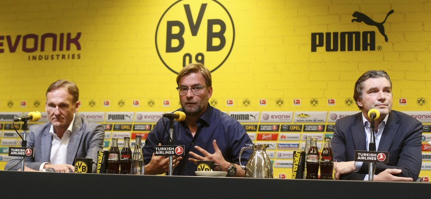 Die BVB-Führungsriege um Hans-Joachim Watzke (links) und Michael Zorc (rechts) verabschiedet ihren Coach Jürgen Klopp.