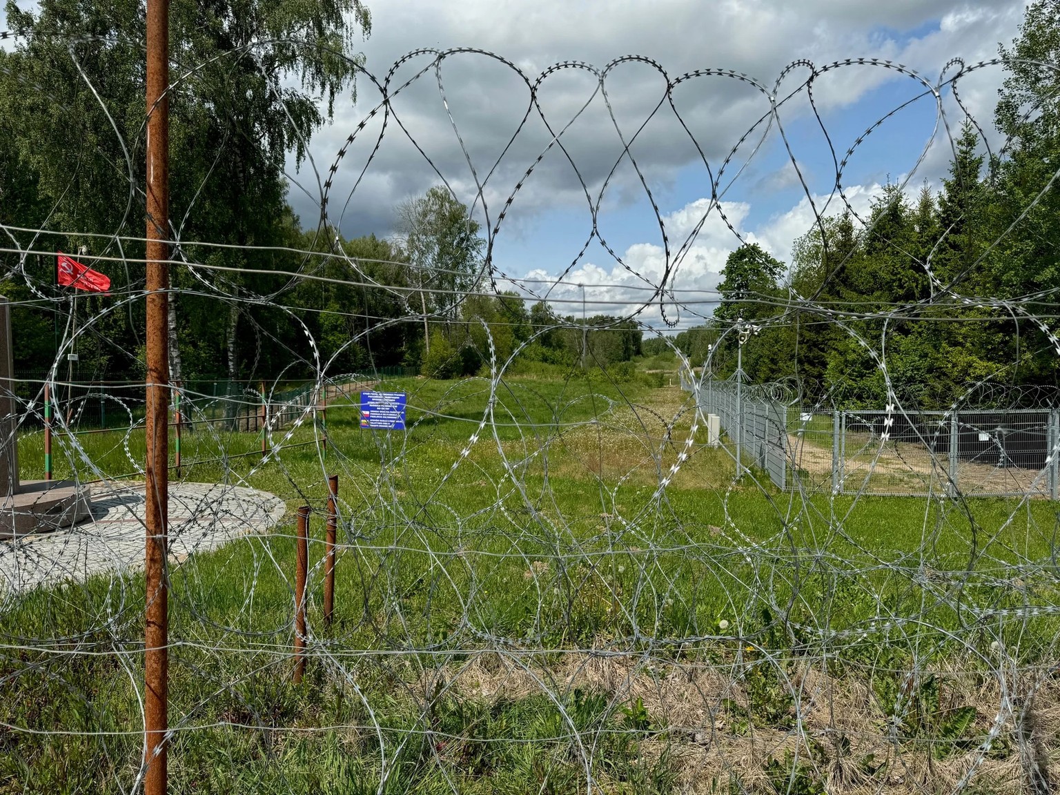 Die Flagge der Roten Armee am Dreiländereck von Polen, Litauen und Russland