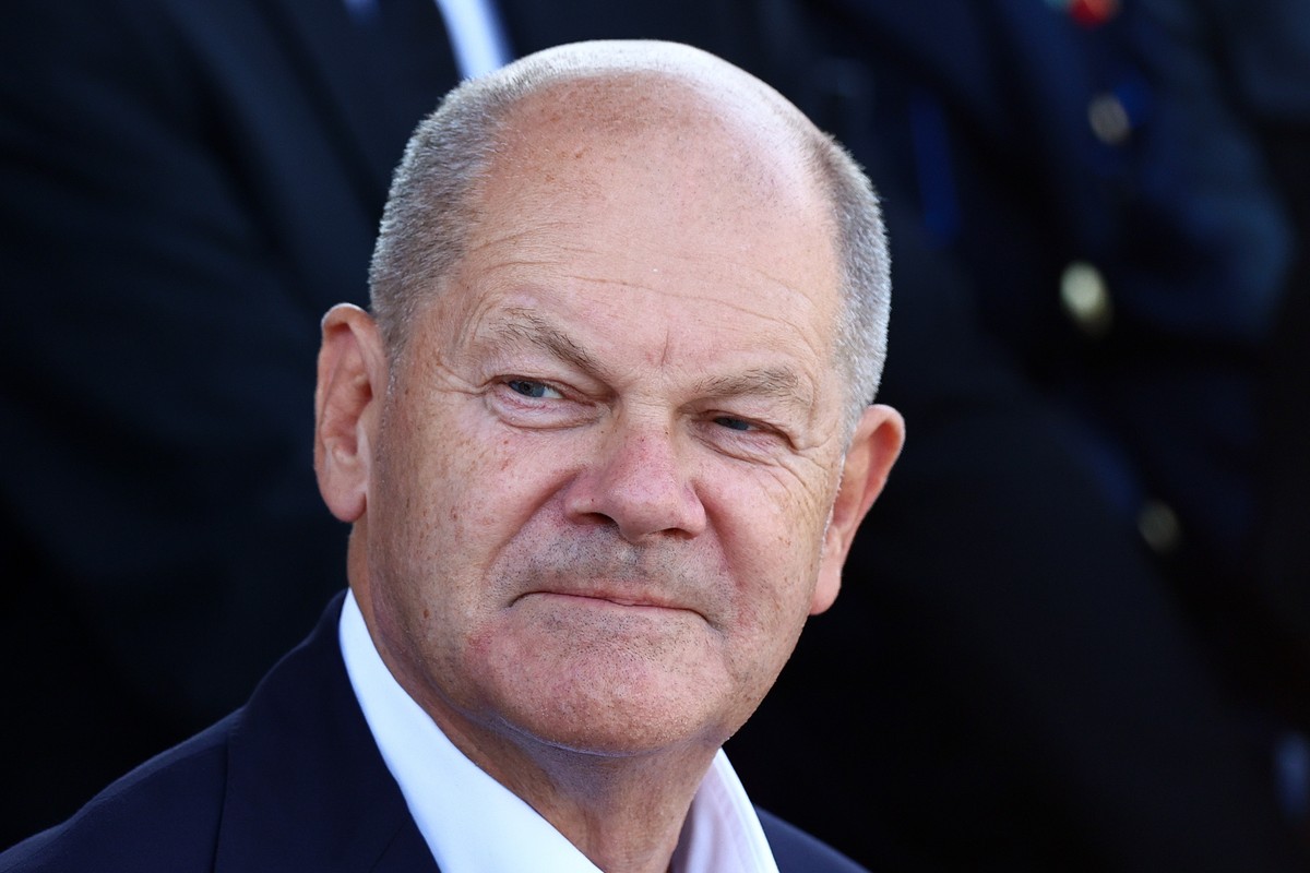 epa11584588 German Chancellor Olaf Scholz attends the ceremonial commissioning of a IRIS- T SLM air defense system at the Todendorf barracks in Todendorf, Northern Germany, 04 September 2024. The IRIS ...