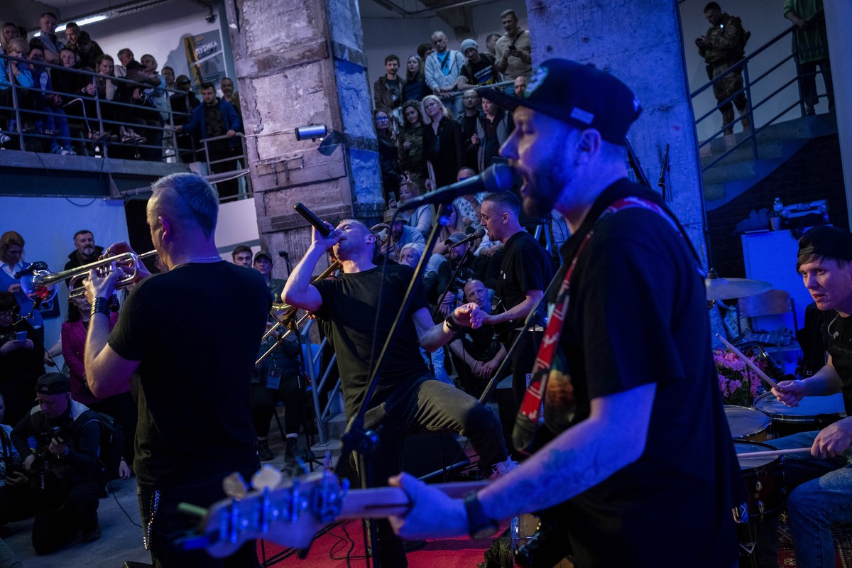 Ukrainian poet and musician Serhiy Zhadan, center, sings during "The music of the resistance" concert at an art gallery in Kharkiv, east Ukraine, Saturday, May 14, 2022. (AP Photo/Bernat Arm ...