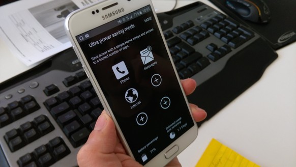 Das Galaxy S6 im Ultra-Akkusparmodus: Laut Samsung hält der Akku mit 10 Prozent Restenergie in diesem Schwarz-Weiss-Modus weitere 24 Stunden.