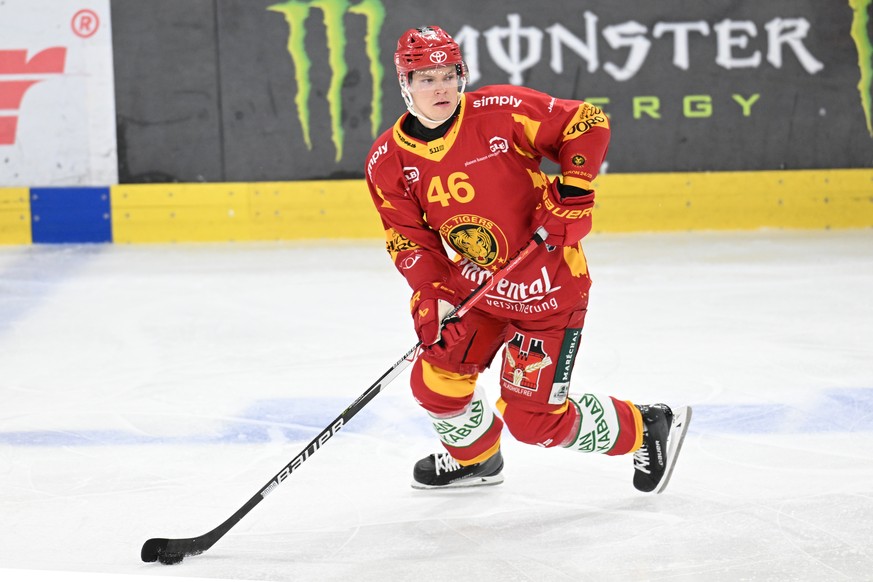 Tigers Vili Saarijaevi, beim Eishockey-Qualifikationsspiel der National League, zwischen den SCL Tigers und dem EHC Kloten, am Samstag, 19. Oktober 2024, in der Emmental Versicherung Arena in Langnau. ...