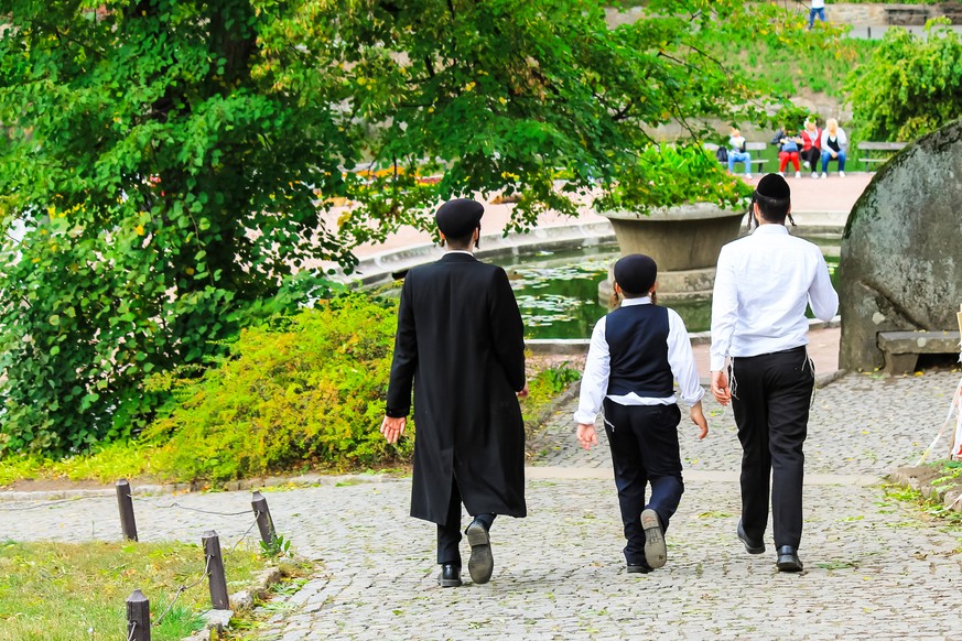 Orthodoxe Juden auf einem Spaziergang.