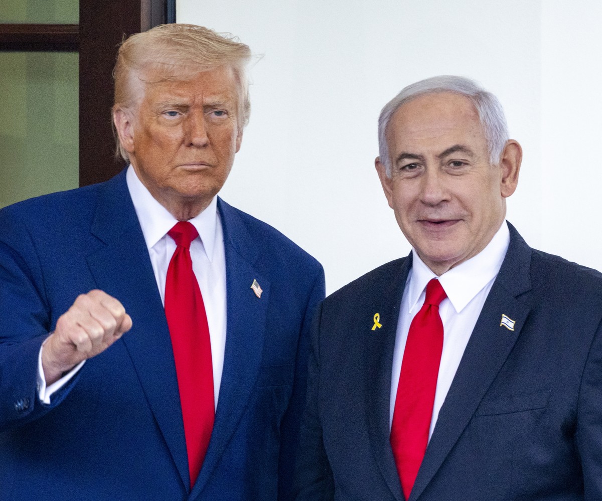 KEYPIX - epa12016426 US President Donald J. Trump (L) greets Israeli Prime Minister Benjamin Netanyahu (R) as he arrives for a meeting at the West Wing of the White House in Washington, DC, USA, 07 Ap ...