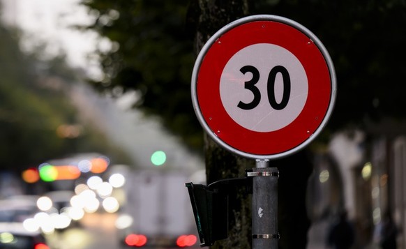 Des voitures circulent sur la route devant un panneau 30km/h sur le Boulevard de Perolles le lundi 2 octobre 2023 a Fribourg. Pour lutter contre le bruit routier, la Ville de Fribourg prend des mesure ...