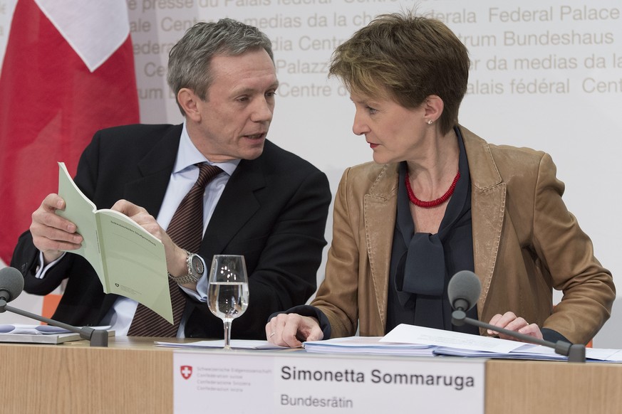 Bundesrätin Simonetta Sommaruga und Martin Dumermuth, Direktor des Bundesamtes für Justiz, am Montag vor den Medien.