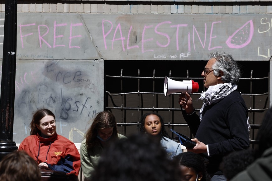 epaselect epa11294856 Students at Emerson College listen to a speaker as they occupy a &#039;tent city&#039; in an alley adjacent to the college campus as they protest Emerson&#039;s ties to Israel, i ...