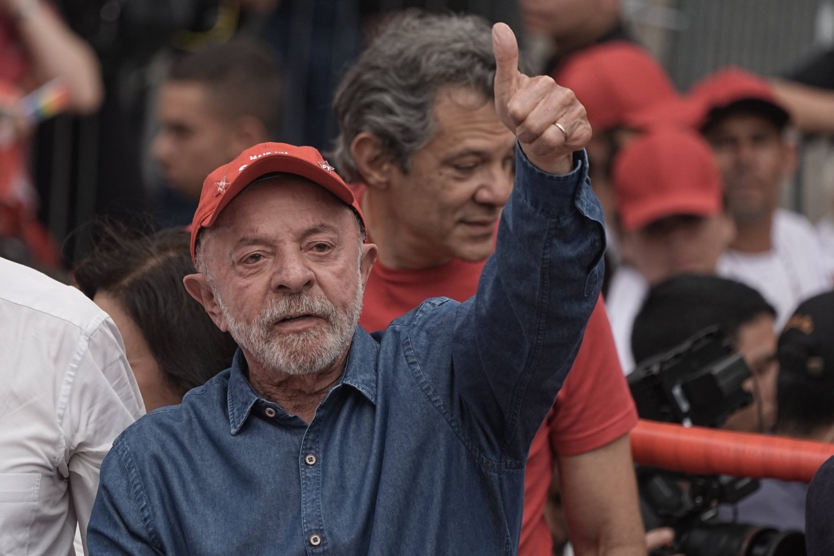 261025 -- RIO DE JANEIRO, Oct. 25, 2026 -- Brazilian President Luiz Inacio Lula da Silva, presidential candidate of Brazil s ruling Workers Party, attends a presidential campaign rally in Sao Paulo, B ...